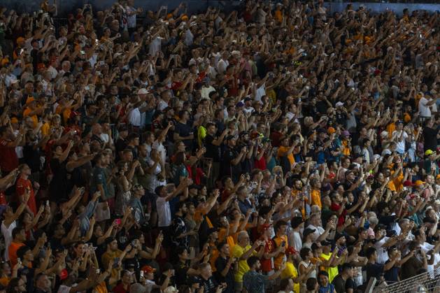 Formula 1 Singapore Grand Prix SINGAPORE, SINGAPORE - SEPTEMBER 22: Thousands of fans watch the Formula 1 Singapore Grand Prix at the Marina Bay Street Circuit in Singapore on September 22, 2024. More than 269,000 fans turned out over race weekend according to the organisers. Singapore World. Editorial use only. Please get in touch for any other usage. Copyright: x2025xAnadoluxZakariaxZainalx