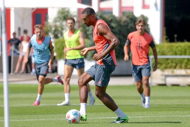Jonathan Tah FC Bayern Muenchen, 04 with ball, GER, Public training, FC Bayern Muenchen, Football, Season 2025 2026, 09 08 2025, GER, Public training, FC Bayern Muenchen, Football, Season 2025 2026, 09 08 2025 Muenchen Copyright: xEibner-Pressefoto JennixMaulx EP_JML