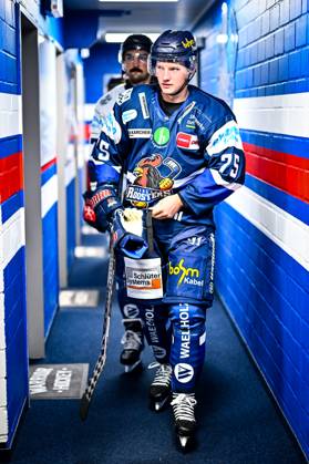 Julian Napravnik Iserlohn Roosters, 75 , GER, first joint ice training of the Iserlohn Roosters, ice hockey, Penny DEL, pre-season preparation, 2025 2026 season, 09 08 2025, GER, first joint ice training of the Iserlohn Roosters, ice hockey, Penny DEL, pre-season preparation, 2025 2026 season, 09 08 2025 Iserlohn Copyright: xJonasxBrockmann Eibner-Pressefotx EP_JBN
