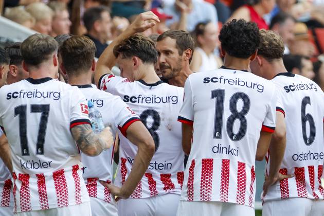 Julian Schuster SC Freiburg, Coach in dialog with his players , Germany, Soccer, Test match, 2025 2026, SC Freiburg vs CA Osasuna, 09 08 2025, Europa Park Stadion , Freiburg im Breisgau, Germany Freiburg im Breisgau Europa Park Stadion Baden Wuerttemberg Germany Copyright: xGrantxHubbsx