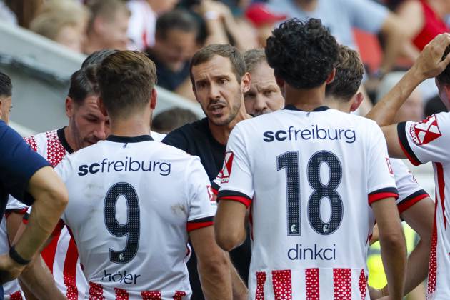Julian Schuster SC Freiburg, Coach in dialog with his players , Germany, Soccer, Test match, 2025 2026, SC Freiburg vs CA Osasuna, 09 08 2025, Europa Park Stadion , Freiburg im Breisgau, Germany Freiburg im Breisgau Europa Park Stadion Baden Wuerttemberg Germany Copyright: xGrantxHubbsx