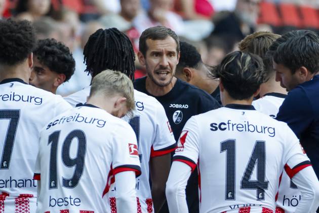 Julian Schuster SC Freiburg, Coach in dialog with his players , Germany, Soccer, Test match, 2025 2026, SC Freiburg vs CA Osasuna, 09 08 2025, Europa Park Stadion , Freiburg im Breisgau, Germany Freiburg im Breisgau Europa Park Stadion Baden Wuerttemberg Germany Copyright: xGrantxHubbsx