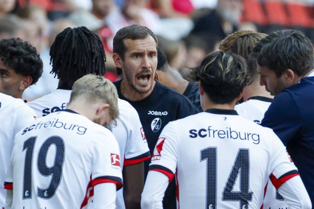 Julian Schuster SC Freiburg, Coach in dialog with his players , Germany, Soccer, Test match, 2025 2026, SC Freiburg vs CA Osasuna, 09 08 2025, Europa Park Stadion , Freiburg im Breisgau, Germany Freiburg im Breisgau Europa Park Stadion Baden Wuerttemberg Germany Copyright: xGrantxHubbsx