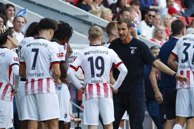 Julian Schuster SC Freiburg, Coach in dialog with his players , Germany, Soccer, Test match, 2025 2026, SC Freiburg vs CA Osasuna, 09 08 2025, Europa Park Stadion , Freiburg im Breisgau, Germany Freiburg im Breisgau Europa Park Stadion Baden Wuerttemberg Germany Copyright: xGrantxHubbsx