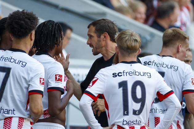 Julian Schuster SC Freiburg, Coach in dialog with his players , Germany, Soccer, Test match, 2025 2026, SC Freiburg vs CA Osasuna, 09 08 2025, Europa Park Stadion , Freiburg im Breisgau, Germany Freiburg im Breisgau Europa Park Stadion Baden Wuerttemberg Germany Copyright: xGrantxHubbsx
