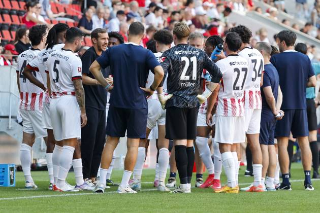 Julian Schuster SC Freiburg, Coach in dialog with his players , Germany, Soccer, Test match, 2025 2026, SC Freiburg vs CA Osasuna, 09 08 2025, Europa Park Stadion , Freiburg im Breisgau, Germany Freiburg im Breisgau Europa Park Stadion Baden Wuerttemberg Germany Copyright: xGrantxHubbsx