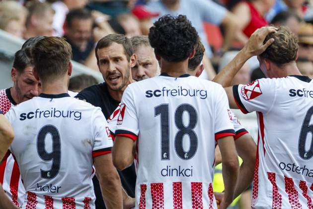 Julian Schuster SC Freiburg, Coach in dialog with his players , Germany, Soccer, Test match, 2025 2026, SC Freiburg vs CA Osasuna, 09 08 2025, Europa Park Stadion , Freiburg im Breisgau, Germany Freiburg im Breisgau Europa Park Stadion Baden Wuerttemberg Germany Copyright: xGrantxHubbsx