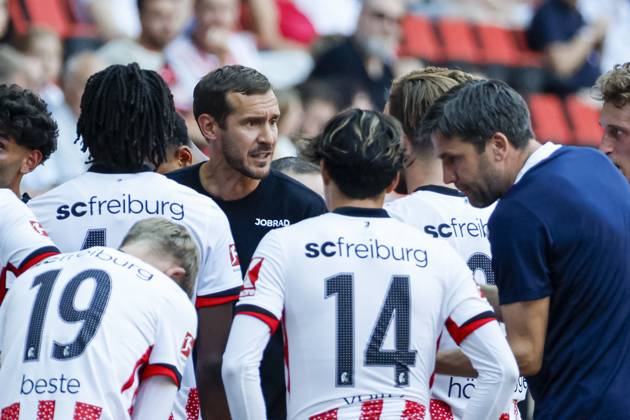 Julian Schuster SC Freiburg, Coach in dialog with his players , Germany, Soccer, Test match, 2025 2026, SC Freiburg vs CA Osasuna, 09 08 2025, Europa Park Stadion , Freiburg im Breisgau, Germany Freiburg im Breisgau Europa Park Stadion Baden Wuerttemberg Germany Copyright: xGrantxHubbsx