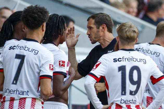 Julian Schuster SC Freiburg, Coach in dialog with his players , Germany, Soccer, Test match, 2025 2026, SC Freiburg vs CA Osasuna, 09 08 2025, Europa Park Stadion , Freiburg im Breisgau, Germany Freiburg im Breisgau Europa Park Stadion Baden Wuerttemberg Germany Copyright: xGrantxHubbsx