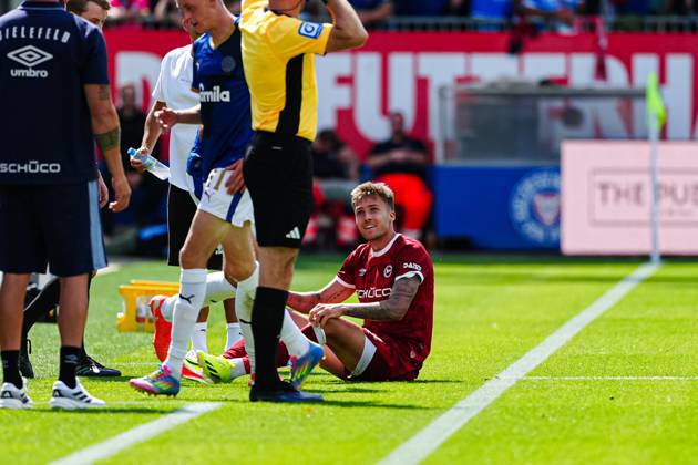 Joel Grodowski DSC Arminia Bielefeld, 11 on the ground GER, Holstein Kiel vs DSC Arminia Bielefeld, Football, 2 Bundesliga, Matchday 2, Season 2025 2026, 10 08 2025 DFL REGULATIONS PROHIBIT ANY USE OF PHOTOGRAPHS AS IMAGE SEQUENCES AND OR QUASI VIDEO GER, Holstein Kiel vs DSC Arminia Bielefeld, Football, 2 Bundesliga, Matchday 2, Season 2025 2026, 10 08 2025 Kiel Copyright: xEibner-Pressefoto MarcelxvonxFehrnx EP_MFN