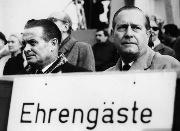 Tennis Sports common u B Z v l Willi Daume and Gottfried from Cramm both Germany ATTENTION date estimated !ACHTUNG AUFNAHMEDATUM GESCHÄTZT!