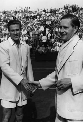 Tennis Davis Cup, Quarter-finals Germany Belgium 3 2 u B Z Gottfried from Cramm right ger will from Philippe Washer BEL After his Victory Congratulates 15 07 1951 in Cologne Germany