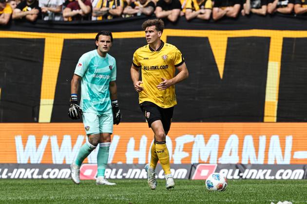Alexander Rossipal SG Dynamo Dresden,19 and goalkeeper Tim Schreiber SG Dynamo Dresden,1 2 Soccer Bundesliga season 2025 2026 SG Dynamo Dresden vs 1 FC Magdeburg at Rudolf Harbig Stadium in Dresden action,soccer,man,men,Germany,09 08 2025