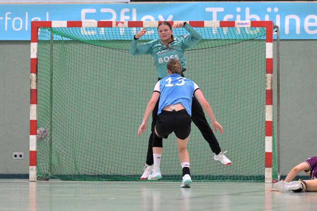 Marie Kristin Weiss TusSies Metzingen, 12 in goal against Alicia Stoffel Sport Union Neckarsulm, 13 TusSies Metzingen vs Sport Union Neckarsulm, handball, Alsco HBF, test match, 2025 2026 season, 15 08 2025 TusSies Metzingen vs Sport Union Neckarsulm, handball, Alsco HBF, test match, 2025 2026 season, 15 08 2025 Metzingen Copyright: xEibner-Pressefoto TobiasxBaurx EP_TBR