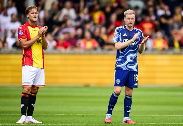 DEVENTER - (L-R) Melle Meulensteen of Go Ahead Eagles and Davy Klaassen of Ajax applaud in tribute to the deceased child of a supporter during the Dutch Eredivisie match between Go Ahead Eagles and Ajax at De Adelaarshorst on August 17, 2025, in Deventer, Netherlands. ANP OLAF KRAAK Dutch Eredivisie 2025 26 xVIxANPxSportx xxANPxIVx 533551181 originalFilename: 533551181