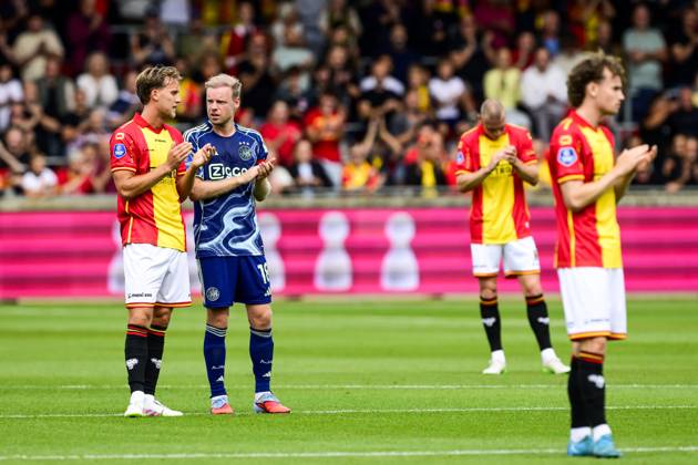 DEVENTER - (L-R) Melle Meulensteen of Go Ahead Eagles and Davy Klaassen of Ajax applaud in tribute to the deceased child of a supporter during the Dutch Eredivisie match between Go Ahead Eagles and Ajax at De Adelaarshorst on August 17, 2025, in Deventer, Netherlands. ANP OLAF KRAAK Dutch Eredivisie 2025 26 xVIxANPxSportx xxANPxIVx 533551218 originalFilename: 533551218