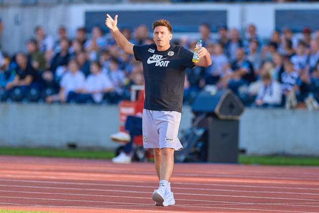 Vincent Wagner SV 07 Elversberg, head coach gestures, calls, indicates, portrait, cropped GER, SSV 1846 Ulm vs SV 07 Elversberg, Football, Mens DFB Cup, 1 round, Season 2025 2026, 17 08 2025 DFB regulations prohibit any use of photographs as image sequences and or quasi video GER, SSV 1846 Ulm vs SV 07 Elversberg, Football, Mens DFB Cup, 1 round, Season 2025 2026, 17 08 2025 Ulm Copyright: xEibner-Pressefoto GeraldxOelze-dexStoppanyx EP_ODS