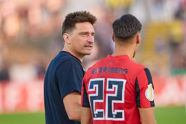 Vincent Wagner SV 07 Elversberg, head coach after the match in conversation with Younes Ebnoutalib SV 07 Elversberg, 22 GER, SSV 1846 Ulm vs SV 07 Elversberg, Football, Mens DFB Cup, 1 round, Season 2025 2026, 17 08 2025 DFB regulations prohibit any use of photographs as image sequences and or quasi video GER, SSV 1846 Ulm vs SV 07 Elversberg, Football, Mens DFB Cup, 1 round, Season 2025 2026, 17 08 2025 Ulm Copyright: xEibner-Pressefoto GeraldxOelze-dexStoppanyx EP_ODS