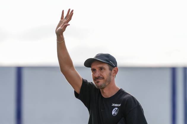 Julian Schuster SC Freiburg, Coach waves to the fans , Soccer, 1 round , DFB Pokal, 2025 26, Sportfreunde Lotte vs SC Freiburg, 16 08 2025, Stadion am Lotter Kreuz, Lotte, Germany DFB REGULATIONS PROHIBIT ANY USE OF PHOTOGRAPHS AS IMAGE SEQUENCES AND OR QUASI VIDEO Lotte Stadion am Lotter Kreuz North Rhine-Westphalia Germany Copyright: xArnexAmbergx