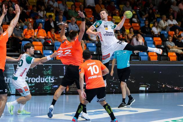 Erik PERSSON FRISCH AUF Goeppingen, 22 scores a goal, Action, Goal throw Kadetten Schaffhausen KSH vs FRISCH AUF Goeppingen FAG , Handball, Men, Falken Cup 2025 Kadetten season opener, Season 2025 2026, 20 08 2025 Kadetten Schaffhausen KSH vs FRISCH AUF Goeppingen FAG , Handball, Men, Falken Cup 2025 Kadetten season opener, Season 2025 2026, 20 08 2025 Schaffhausen Copyright: xEibnerxPressefoto OliverxSchmidtx EP_OST