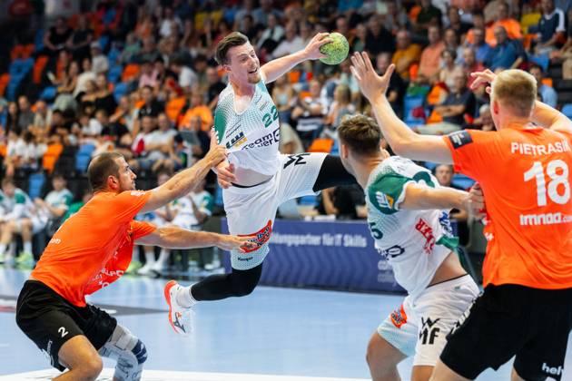 Erik PERSSON FRISCH AUF Goeppingen, 22 scores a goal, Action, Goal throw Kadetten Schaffhausen KSH vs FRISCH AUF Goeppingen FAG , Handball, Men, Falken Cup 2025 Kadetten season opener, Season 2025 2026, 20 08 2025 Kadetten Schaffhausen KSH vs FRISCH AUF Goeppingen FAG , Handball, Men, Falken Cup 2025 Kadetten season opener, Season 2025 2026, 20 08 2025 Schaffhausen Copyright: xEibnerxPressefoto OliverxSchmidtx EP_OST