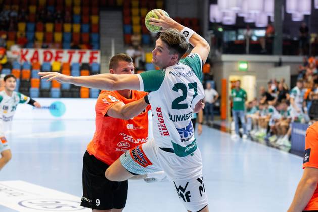 Oskar SUNNEFELDT FRISCH AUF Goeppingen, 27 scores a goal, Action, Goal throw Kadetten Schaffhausen KSH vs FRISCH AUF Goeppingen FAG , Handball, Men, Falken Cup 2025 Kadetten season opener, Season 2025 2026, 20 08 2025 Kadetten Schaffhausen KSH vs FRISCH AUF Goeppingen FAG , Handball, Men, Falken Cup 2025 Kadetten season opener, Season 2025 2026, 20 08 2025 Schaffhausen Copyright: xEibnerxPressefoto OliverxSchmidtx EP_OST