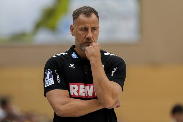 Maik Machulla coach, head coach, RNL , single picture, single photo, action, action, thoughtful, worried, pessimistic, 22 08 2025, Östringen Germany , handball, test match, Rhein Neckar Löwen HC Kriens Luzern xozx