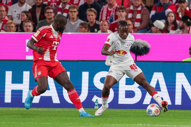 in duel, action, with Dayot Upamecano 2 FC Bayern Muenchen , Yan Diomande 49 RB Leipzig , FC Bayern Muenchen vs RB Leipzig, Soccer, 1 Bundesliga, 1 Matchday, 22 08 2025 DFB regulations prohibit any use of photographs as image sequences and or quasi video Muenchen Bayern Germany Copyright: xkolbert-press ChristianxKolbertx