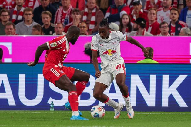 in duel, action, with Dayot Upamecano 2 FC Bayern Muenchen , Yan Diomande 49 RB Leipzig , FC Bayern Muenchen vs RB Leipzig, Soccer, 1 Bundesliga, 1 Matchday, 22 08 2025 DFB regulations prohibit any use of photographs as image sequences and or quasi video Muenchen Bayern Germany Copyright: xkolbert-press ChristianxKolbertx