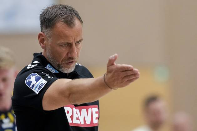 Maik Machulla coach, head coach, RNL , gives instructions, gestures, gesticulates with arms, single picture, single photo, action, action, 22 08 2025, Östringen Germany , handball, test match, Rhein Neckar Löwen HC Kriens Luzern xozx
