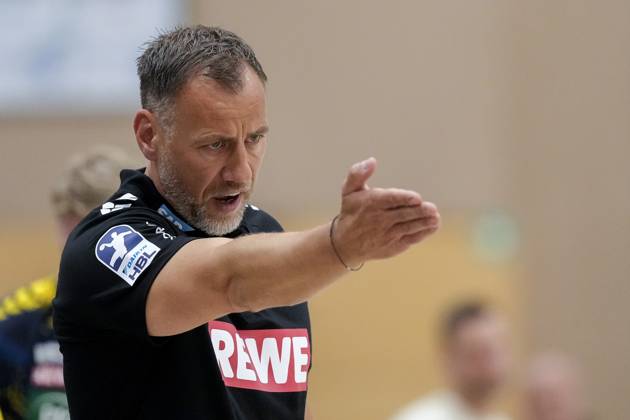 Maik Machulla coach, head coach, RNL , gives instructions, gestures, gesticulates with arms, single picture, single photo, action, action, 22 08 2025, Östringen Germany , handball, test match, Rhein Neckar Löwen HC Kriens Luzern xozx