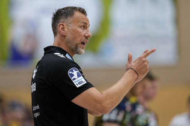 Maik Machulla coach, head coach, RNL , gives instructions, gestures, gesticulates with arms, single picture, single photo, action, action, 22 08 2025, Östringen Germany , handball, test match, Rhein Neckar Löwen HC Kriens Luzern xozx