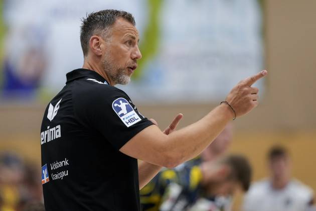 Maik Machulla coach, head coach, RNL , gives instructions, gestures, gesticulates with arms, single picture, single photo, action, action, 22 08 2025, Östringen Germany , handball, test match, Rhein Neckar Löwen HC Kriens Luzern xozx