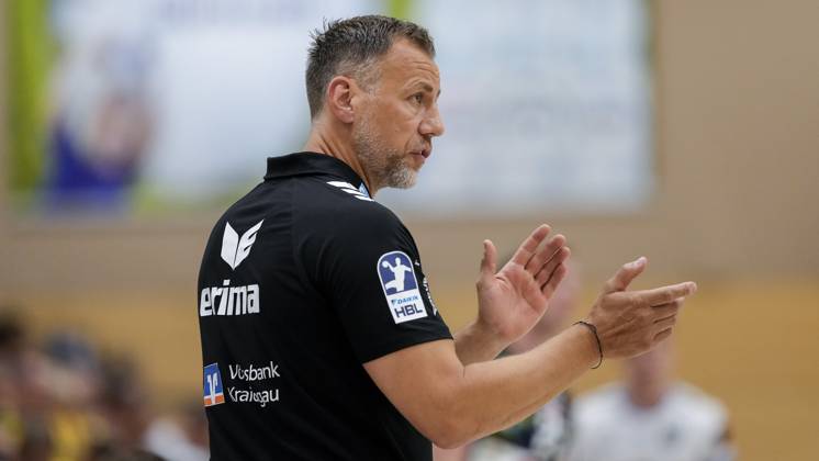 Maik Machulla coach, head coach, RNL , gives instructions, gestures, gesticulates with arms, single picture, single photo, action, action, 22 08 2025, Östringen Germany , handball, test match, Rhein Neckar Löwen HC Kriens Luzern xozx