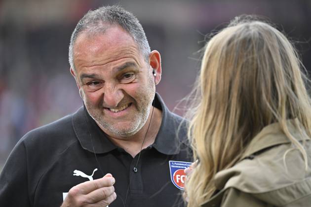 before the match Coach Frank Schmidt 1 FC Heidenheim 1846 FCH in interview dazn Portrait Gesture Gesture 1 FC Heidenheim 1846 FCH vs VfL Wolfsburg WOB 23 08 2025 DFL REGULATIONS PROHIBIT ANY USE OF PHOTOGRAPHS AS IMAGE SEQUENCES AND OR QUASI VIDEO 1 FC Heidenheim 1846 FCH vs VfL Wolfsburg WOB Heidenheim Copyright: xEibner-Pressefotox EP_MWI