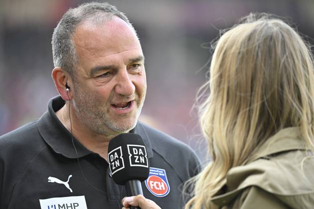 before the start of the match Coach Frank Schmidt 1 FC Heidenheim 1846 FCHin Interview Microphone Micro Logo dazn Portrait 1 FC Heidenheim 1846 FCH vs VfL Wolfsburg WOB 23 08 2025 DFL REGULATIONS PROHIBIT ANY USE OF PHOTOGRAPHS AS IMAGE SEQUENCES AND OR QUASI VIDEO 1 FC Heidenheim 1846 FCH vs VfL Wolfsburg WOB Heidenheim Copyright: xEibner-Pressefotox EP_MWI
