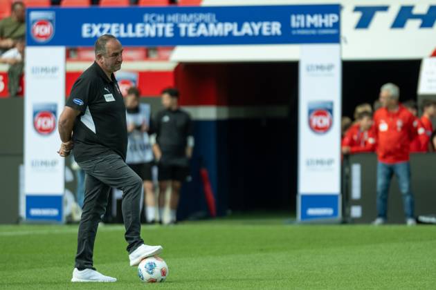 Frank Schmidt FC Heidenheim, Head Coach in front of advertising lettering of MHP Exellente Teamplayer , GER, 1 FC Heidenheim vs VFL Wolfsburg, Soccer, Bundesliga, 1 Matchday, Season 2025 2026, 23 08 2025, DFL DFB REGULATIONS PROHIBIT ANY USE OF PHOTOGRAPHS AS IMAGE SEQUENCES AND OR QUASI VIDEO, GER, 1 FC Heidenheim vs VFL Wolfsburg, Football, Bundesliga, 1 Matchday, Season 2025 2026, 23 08 2025 Heidenheim Copyright: xEibner-Pressefotox EP_EER