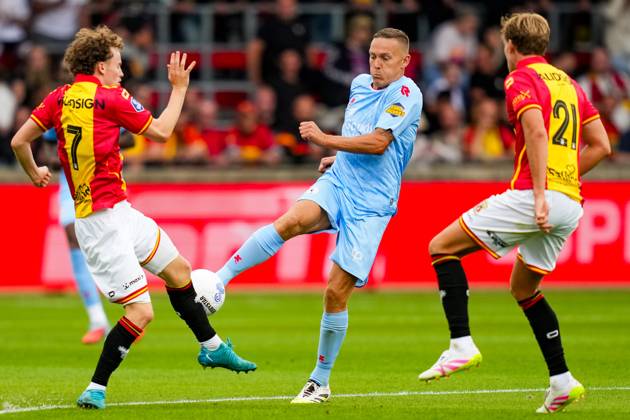 Eredivisie: Go Ahead Eagles v Sparta Rotterdam Deventer - Jakob Breum of Go Ahead Eagles duels for the ball with Jens Toornstra of Sparta Rotterdam during the third round of the 2025 2026 Eredivisie season. The match is set between Go Ahead Eagles and Sparta Rotterdam at De Adelaarshorst on 23 August 2025 in Deventer, The Netherlands. (VK Sportphoto Danny de Groot) Copyright: xDannyxdexGrootx