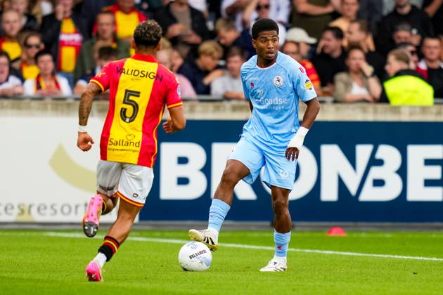 Eredivisie: Go Ahead Eagles v Sparta Rotterdam Deventer - Shurandy Sambo of Sparta Rotterdam dribbles with the ball during the third round of the 2025 2026 Eredivisie season. The match is set between Go Ahead Eagles and Sparta Rotterdam at De Adelaarshorst on 23 August 2025 in Deventer, The Netherlands. (VK Sportphoto Danny de Groot) Copyright: xDannyxdexGrootx