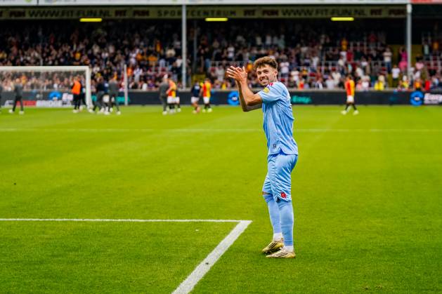 Eredivisie: Go Ahead Eagles v Sparta Rotterdam Deventer - Mitchell van Bergen of Sparta Rotterdam celebrating the Sparta supporters after the first match after being transferred to Sparta during the third round of the 2025 2026 Eredivisie season. The match is set between Go Ahead Eagles and Sparta Rotterdam at De Adelaarshorst on 23 August 2025 in Deventer, The Netherlands. (VK Sportphoto Danny de Groot) Copyright: xDannyxdexGrootx