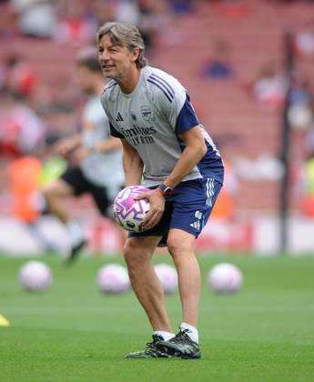 Football - 2025 2026 Premier League - Arsenal vs Leeds United - Emirates Stadium - Saturday 23rd August 2025 New Arsenal, Argentinian coach , Gabriel Heinze in the warm up