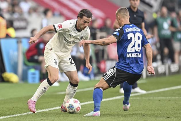 v li in duel Joe Scally Moenchengladbach 29 Miro Muheim Hamburg 28 24 08 2025 Soccer Borussia Moenchengladbach vs Hamburger SV, Borussia Park, Moenchengladbach, DFB DFL REGULATIONS PROHIBIT ANY USE OF PHOTOGRAPHS AS IMAGE SEQUENCES AND OR QUASI VIDEO Copyright: xpepphotox xHorstxMauelshagenx pep00321, pep_20250824_hm_114166