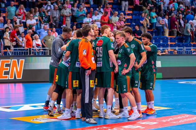 v l , TSV Hannover Burgdorf green vs VfL Gummersbach light blue on matchday 1 of the 2025 2026 season in the DAIKIN Handball Bundesliga 27 08 2025, ZAG Arena Hannover, GER , Copyright: xJanxGuentherx xTSVxHannover-Burgdorfx