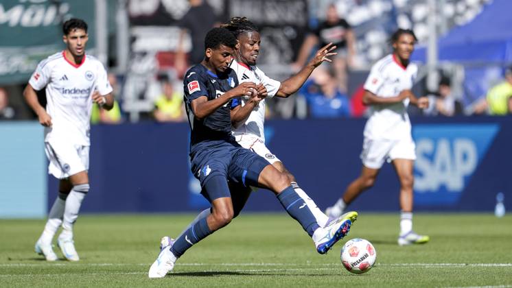 v li Bernardo Fernandes da Silva Junior Hoffenheim, 13 , Elye Wahi SGE, 17 , duel, duel scene, duel, tackle, tackling, dynamics, action, 30 08 2025, Sinsheim Germany , Football, Bundesliga, TSG 1899 Hoffenheim Eintracht Frankfurt, DFB DFL REGULATIONS PROHIBIT ANY USE OF PHOTOGRAPHS AS IMAGE SEQUENCES AND OR QUASI VIDEO xozx