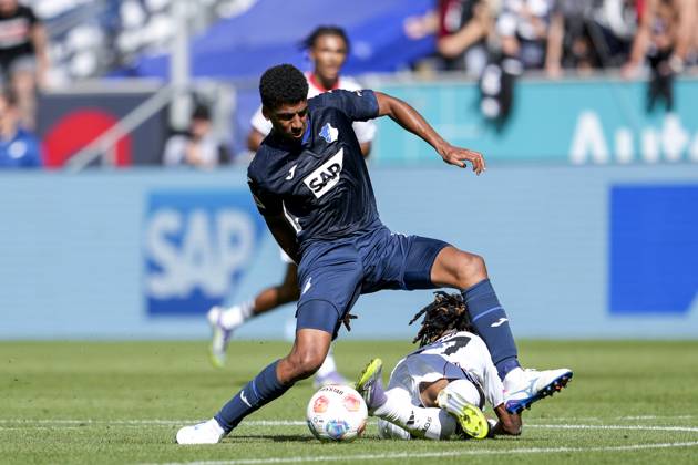 v li Bernardo Fernandes da Silva Junior Hoffenheim, 13 , Elye Wahi SGE, 17 , duel, duel scene, duel, tackle, tackling, dynamics, action, 30 08 2025, Sinsheim Germany , Football, Bundesliga, TSG 1899 Hoffenheim Eintracht Frankfurt, DFB DFL REGULATIONS PROHIBIT ANY USE OF PHOTOGRAPHS AS IMAGE SEQUENCES AND OR QUASI VIDEO xozx
