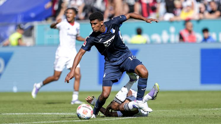 v li Bernardo Fernandes da Silva Junior Hoffenheim, 13 , Elye Wahi SGE, 17 , duel, duel scene, duel, tackle, tackling, dynamics, action, 30 08 2025, Sinsheim Germany , Football, Bundesliga, TSG 1899 Hoffenheim Eintracht Frankfurt, DFB DFL REGULATIONS PROHIBIT ANY USE OF PHOTOGRAPHS AS IMAGE SEQUENCES AND OR QUASI VIDEO xozx