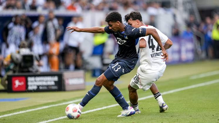 v li Bernardo Fernandes da Silva Junior Hoffenheim, 13 , Can Uzun SGE, 42 , duel, duel scene, duel, tackle, tackling, dynamics, action, 30 08 2025, Sinsheim Germany , Football, Bundesliga, TSG 1899 Hoffenheim Eintracht Frankfurt, DFB DFL REGULATIONS PROHIBIT ANY USE OF PHOTOGRAPHS AS IMAGE SEQUENCES AND OR QUASI VIDEO xozx