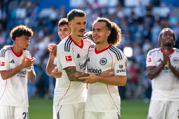 Robin Koch Eintracht Frankfurt, 04 and Aurele Amenda Eintracht Frankfurt, 05 hug after the match and celebrate the win, GER, TSG 1899 Hoffenheim vs Eintracht Frankfurt, Football, 1 Bundesliga, Matchday 2 Season 2025 2026, 30 08 2025 DFL REGULATES PROHIBIT ANY USE OF PHOTOGRAPHS AS IMAGE SEQUENCES AND OR QUASI VIDEO GER, TSG 1899 Hoffenheim vs Eintracht Frankfurt, Football, 1 Bundesliga, Matchday 2 Season 2025 2026, 30 08 2025 Sinsheim Copyright: xEibner-Pressefoto FlorianxWiegandx EP_FWD
