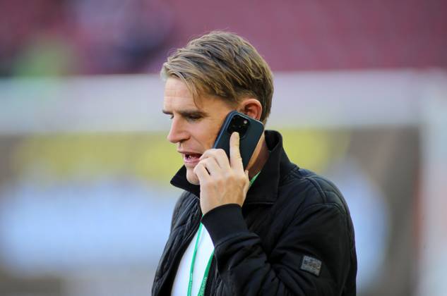 Football, Men, Season 2025 2026, FC Augsburg FC Bayern Munich, Bundesliga, WWK Arena Christoph Freund, Sports Director FC Bayern Munich on the phone, call, cell phone DFL DFB regulations prohibit any use of photographs as image sequences and or quasi video