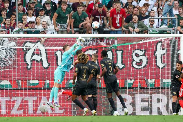 Goalkeeper action by Finn Dahmen 1 FC Augsburg , FC Augsburg vs FC Bayern Muenchen, Soccer, 1 Bundesliga, 2 Matchday, 30 08 2025 DFB regulations prohibit any use of photographs as image sequences and or quasi video Augsburg Bayern Germany Copyright: xkolbert-press ChristianxKolbertx